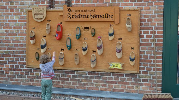 Im Holzschuhmacher-Zentrum in Friedrichswalde erfährt man allerlei wissenswertes über das Handwerk. Foto: Matthias Schäfer. 