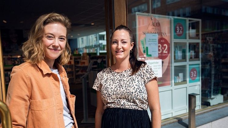 Abby Priests vd Mandarva Stenborg tillsammans med LloydsApoteks Marknadschef Annelie Söderberg.