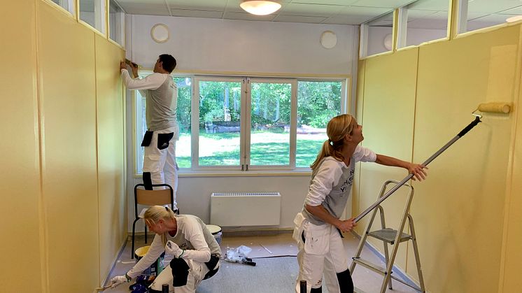 Nordsjö-anställda målar om matsalen hos Stiftelsen Malmö Sommargårdar.