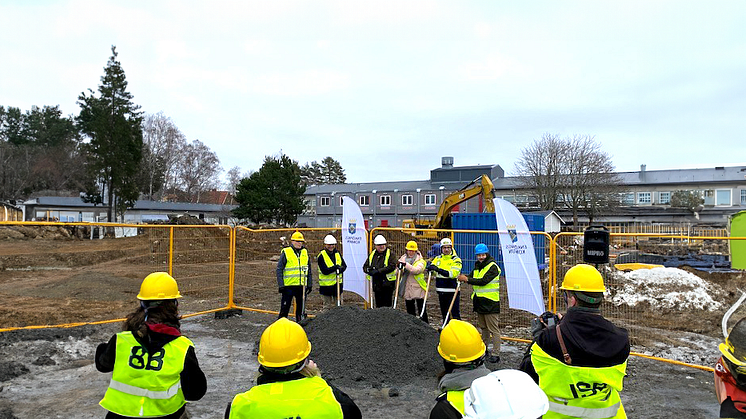 Den 29 januari sattes spaden i marken för byggnationen av nya Lillsidanskolan och Västerledens Aktivitetscenter. JSB Construction AB står som totalentreprenör för projektet och beställare är Enköpings kommun.