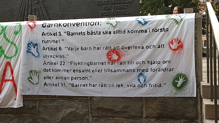 Att försvåra familjeåterförening kan inte anses vara i överensstämmelse med Barnkonventionen. Bild från barnfamiljernas manifestation på Norra Bantorget 2019 (Ingrid Eckerman).