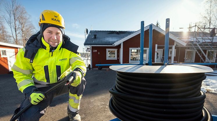 Att Elektroskandia kan leverera slang med  fördragen kabel spar mycket tid för Caverion. På bilden Oliver Erixson, elektriker, Caverion.