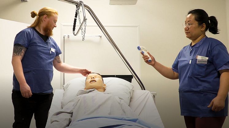 På Kliniskt Lärandecentrum (KLC) vid Högskolan Väst har det gjorts en teamövning mellan sjuksköterskestudenter och specialistundersköterskestudenter.