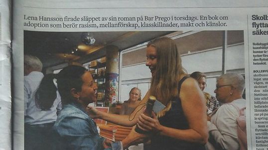 Journalisten Lena Hansson släppte sin debutroman "Ett liv utan början" i veckan. Stor intervju i Borås Tidning.