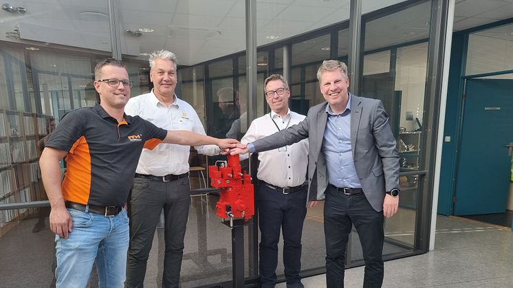 På bildet fra venstre Remy Sluimers, direktør og eier i MH Hydraulics og Rob Geel, sales manager i Action-Hydro. Fra Servi Group: Sonny Thoresen, Head of sales Kongsberg, og Henning Midttun, VP Business Development.