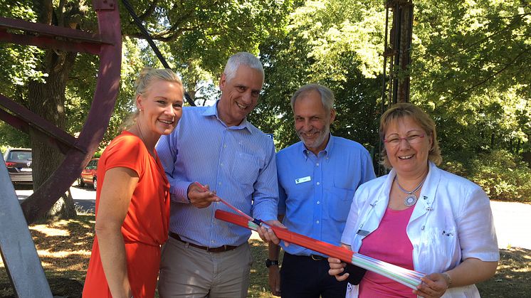  v.l. Silke Klein-Hietpas (Geschäftskundenberaterin, Deutsche Glasfaser), Ernst-Dietrich Braetsch (Leiter Gebietsentwicklung Nord, Deutsche Glasfaser), Wolfgang Zehler (Fachbereichsleiter Bau), Bürgermeisterin Stephanie Harms 