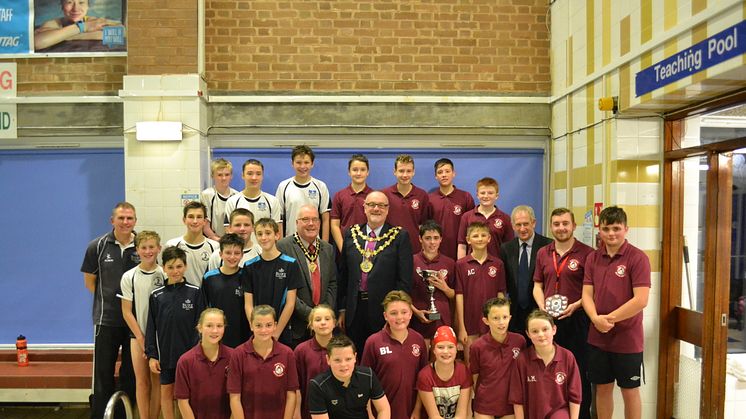 Mayor’s sporting visit goes swimmingly