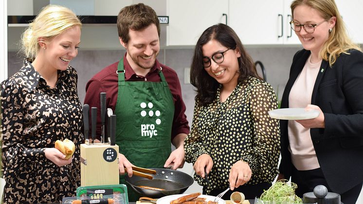 Julia Granung (Peas of Heaven), Paulo Teixeira (Mycorena), Mallika Thapa (Peas of Heaven) och Ebba Fröling (Mycorena) vid en provsmakning av företagens nya växtbaserade korv