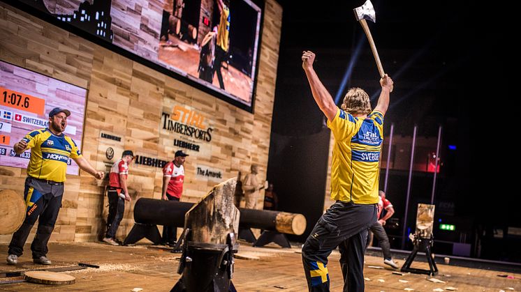 Calle Svadling och Pontus Skye jublar efter vinsten i åttondelsfinalen mot Schweiz. Foto: STIHL Timbersports