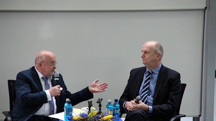 Prof. Ungvári (l.) während einer Podiumsdiskussion in Wildau mit Brandenburgs Ministerpräsident Dr. Dietmar Woidke.