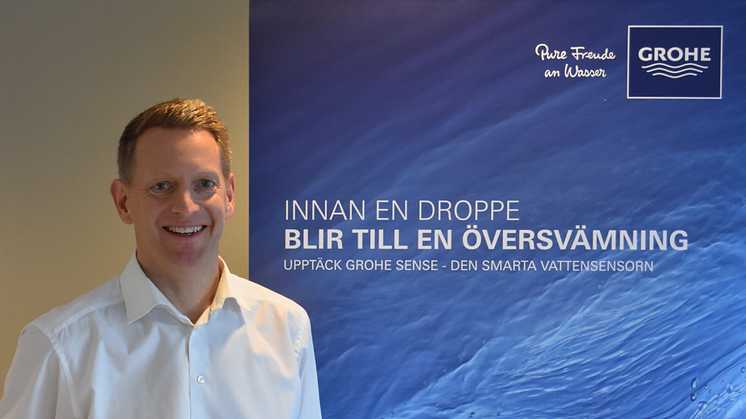 GROHES Sverigechef Johan Kling med GROHE Sense Guard som skyddar ditt hem mot vattenskador. Produkten är anpassad till Säker Vatteninstallation 2016:1.