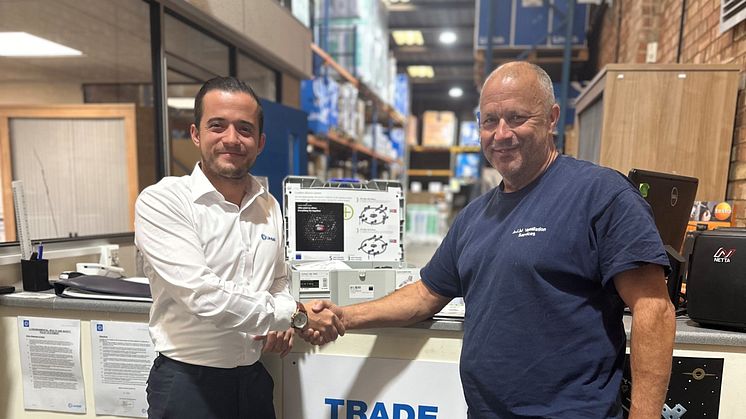 Lindab presents top-of-the line slitting shear tool to winner of customer prize draw!