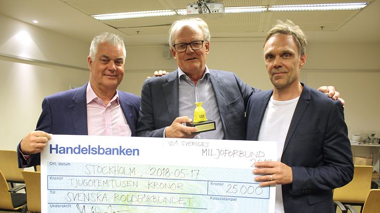 Jan Cederlund (i mitten) tar å Svenska Roddförbundet emot priset som Årets Miljöförbund 2017, av Städa Sveriges ordförande Bengt Jönsson och VD Mats Wesslén.
