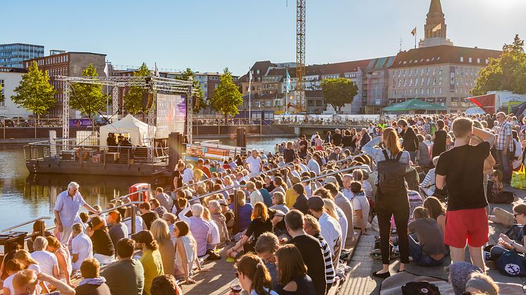 Openair und kostenlos. Die Live-Übertragung der Premiere des Sommertheaters an sechs Standorten in Kiel