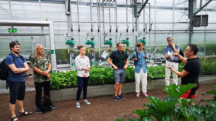 Christina Hansson (till höger), verksamhetsledare Haga trädgårdar, visar och berättar om Haga grön rehab. Från vänster: Göran Deurell, Hans Larsson, Johanna Almqvist, Jesper Helén, Nils Hogle och Hans Erik Eriksson. Foto: Eric Båve