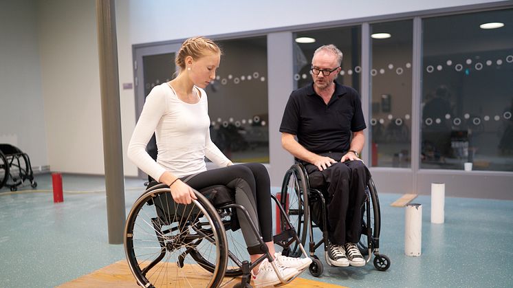 Åke Norsten, kursansvarig för Rullstolsskolan, tillsammans med patient. Foto: Staffan West