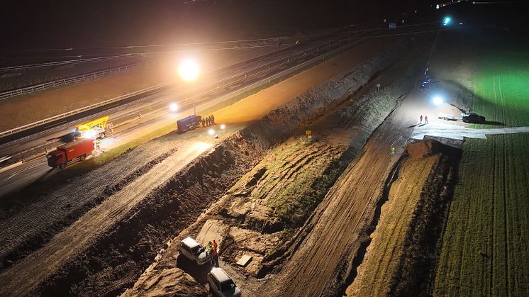 In der Nacht von Donnerstag auf Freitag hat die Bayernwerk Netz die Reparatur der defekten Hochspannungsleitung an der A3 erfolgreich abgeschlossen. Die Autobahn war ab 4 Uhr wieder frei.