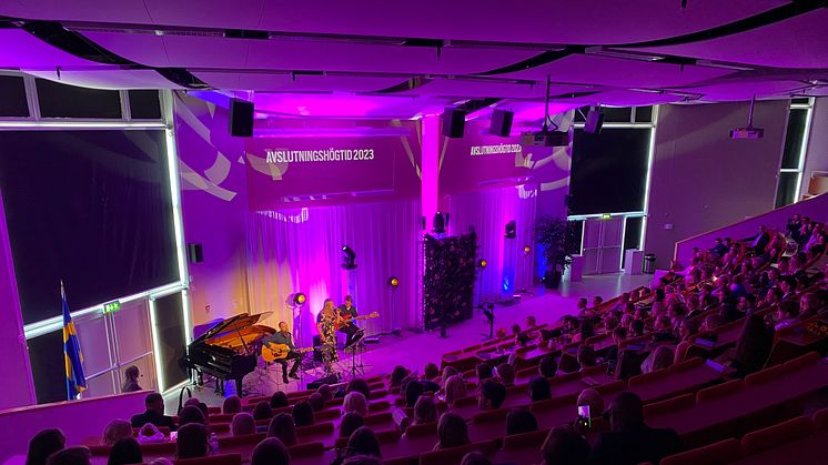 Albertsalen på högskolan fylldes men studenter och anhöriga för en gemensam ceremoni.