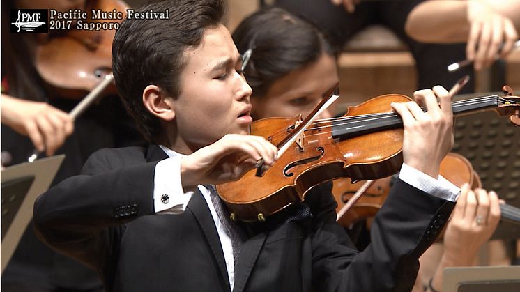 Daniel Lozakovich Japan-debuterade 2017 med Bruchs första violinkonsert under ledning av Valery Gergiev. (Foto: Pacific Music Festival)