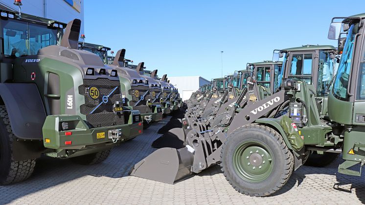 2020 levererade Swecon 28 hjullastare till Försvarets Materielverk (FMV). Just nu finns order inne på ytterligare 72 maskiner.