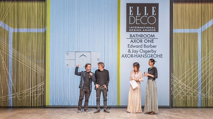 Philippe Grohe, Vice President for Design Management hos Hansgrohe SE (nr. 2 fra venstre) og Jay Osgerby (t.v.) mottar under møbelmessen i Milano Elle Decor International Design Award (EDIDA) i kategorien „Beste bad-design“ for Axor One.