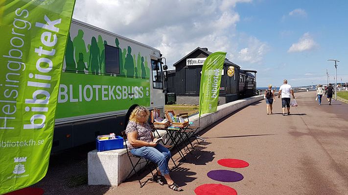 Den populära biblioteksbussen körs fler turer och gör fler stopp från lördag 13 januari 2018. 