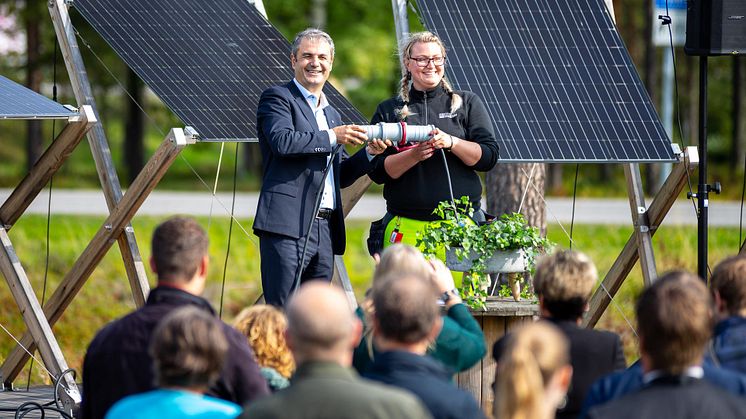 Energiminister Ibrahim Baylan kopplade symboliskt in kontakten tillsammans med Erica Rehnström från PiteEnergi som varit med vid installationen av panelerna. 