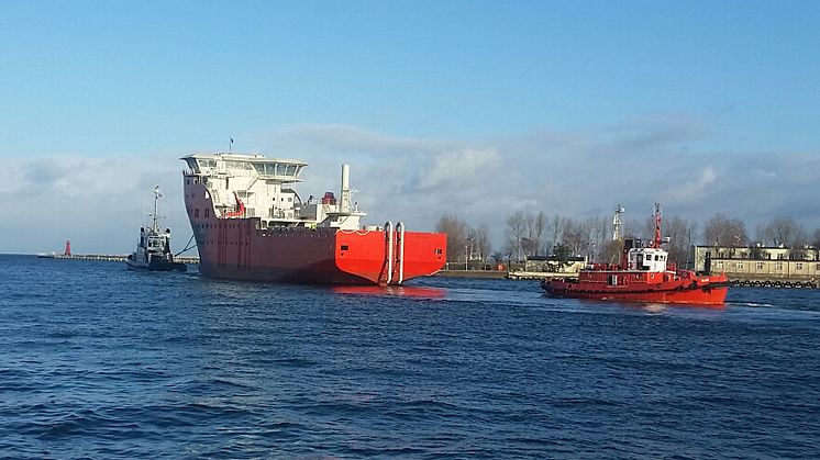 Skroget til 'Esvagt Njord' bliver slæbt fra Gdansk  med kurs mod Norge, hvor skibet er færdigudrustet.