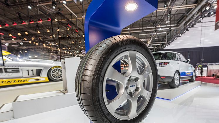Goodyear stiller ut EfficientGrip Performance med AA-klassifisering på bilmessen i Genève 2015