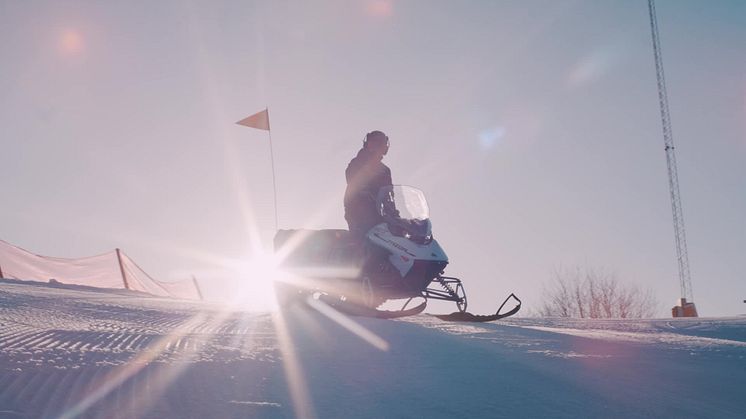 Electric snowmobile in unique pilot project is being conducted at SkiStar's ski resort in Stockholm, Hammarbybacken. 