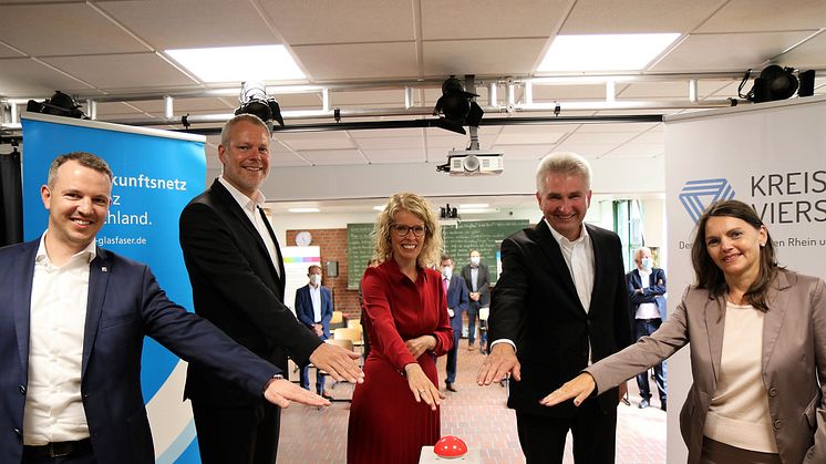 Glasfaser für das Rhein-Maas Berufskolleg Viersen: Gunther Schwab (Deutsche Glasfaser), Landrat Dr. Andreas Coenen, Angie Hagemann (Deutsche Glasfaser), Minister Prof. Dr. Andreas Pinkwart, Schulleiterin Elke Terbeck (© Kreis Viersen)