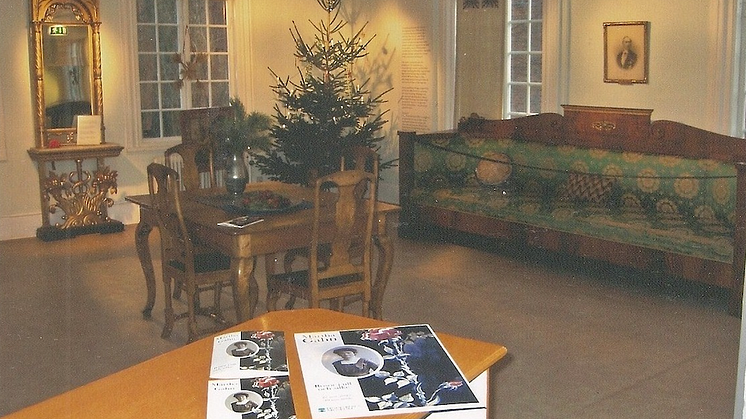 På utställningen på dåvarande Lindesbergs museum (Tellanska gården) visades bland annat möbler, textilier och andra föremål från Kåfalla som Märtha Gahn donerat till museet.