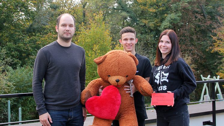 Lehrer Lars Krökel mit Martin und Maxi aus der 12. Klasse im Kinderhospiz Bärenherz