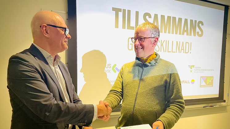 Tillförordnad rektor Jan Theliander från Högskolan Väst och Björn Järbur, sjukhusdirektör på NU-sjukvården, i samband med avtalssigneringen.  