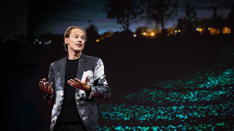 Daan Roosegaarde er av Forbes omtalt som “a creative change maker”, utnevnt Young Global Leader av World Economic Forum for sitt arbeid og har mottatt priser over hele verden. Nå kommer han til Norge og Lysets dag.