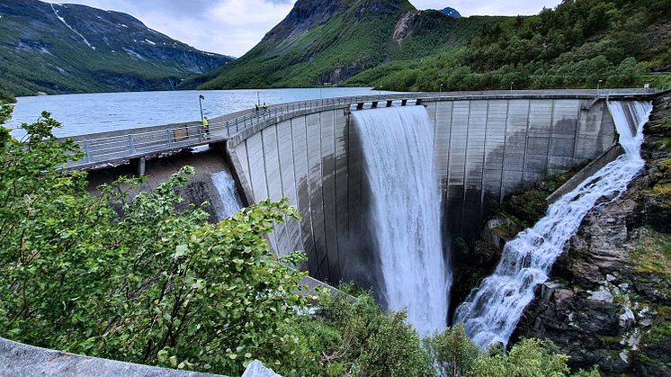 Lave priser gir produksjonsstans og overløp ved Zakariasdam.