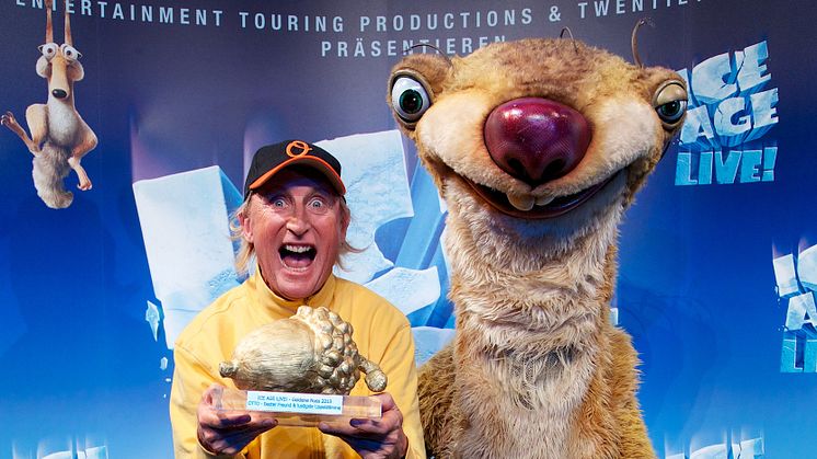 Ehrung für das beliebteste Faultier und die lustigste Lispelstimme: Sid und Otto Waalkes bei ICE AGE LIVE! mit begehrter Goldener Nuss ausgezeichnet