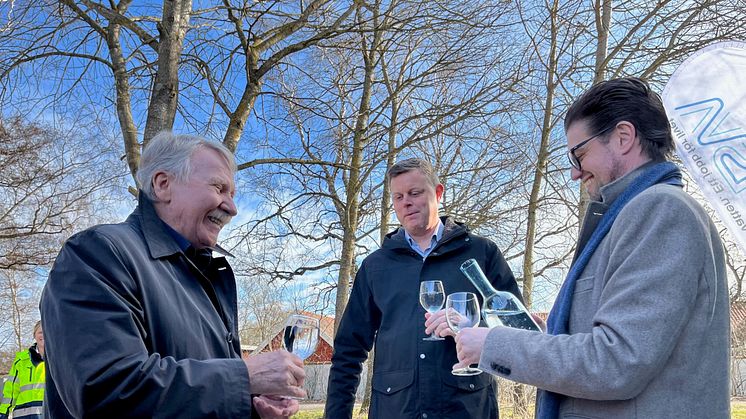 Ilmar Reepalu styrelseordförande i Sydvatten, Jonas Jacobsson Gjörtler styrelseordförande i NSVA och Johan Olsson Swanstein styrelseordförande i kommunfullmäktige i Båstads kommun skålar i vatten från tryckstegringsstationen i Torekov.