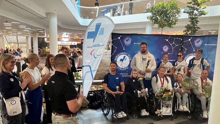 Suomen Paralympiajoukkueen paluujuhlassa Garminin Toni Kärkinen oli jakamassa Garmin-laitteet Helsinki-Vantaan lentoasemalla Pariisista palanneille paralympiaurheilijoille. Kuva: Paralympiakomitea.