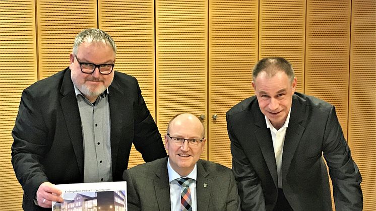 Von links: René Fuchs (Deutsche Glasfaser), Bürgermeister Michael Esken und Sven Geiger (Deutsche Glasfaser) verkünden weitere Schritte in die Digitale Zukunft der Stadt Verl. (DG)