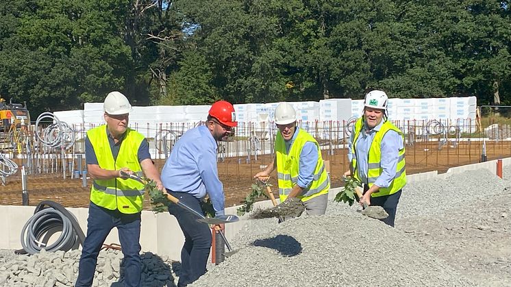 Från vänster: Jan-Erik Svensson, ledamot KHF Tingsbackens trygga hem, Per Ribacke, ordförande i föreningen, Magnus Laneborg, marknadsområdeschef Riksbyggen och Magnus Olsson, vd HIC Construction