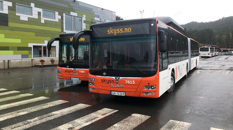 54 Gelenkbusse, 50 Solobusse und 21 Niederflurfahrzeuge - alle betrieben mit Biogas - verstärken die ÖPNV-Flotte der Stadt Bergen (Foto: MAN) 