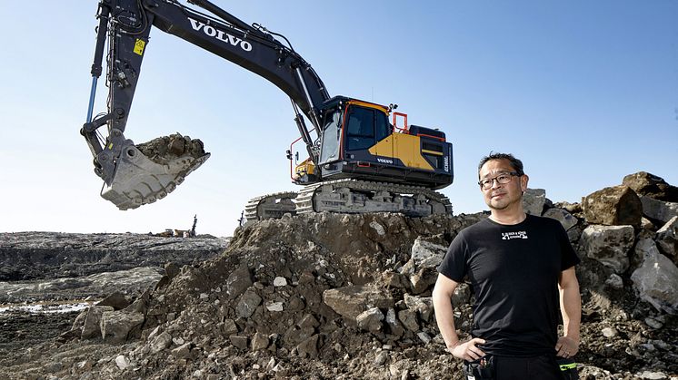 Med sin specialbyggda Volvo EC380E/EC480E får Gunnar Olsson bättre sikt än tidigare när han lastar på dumprarna.