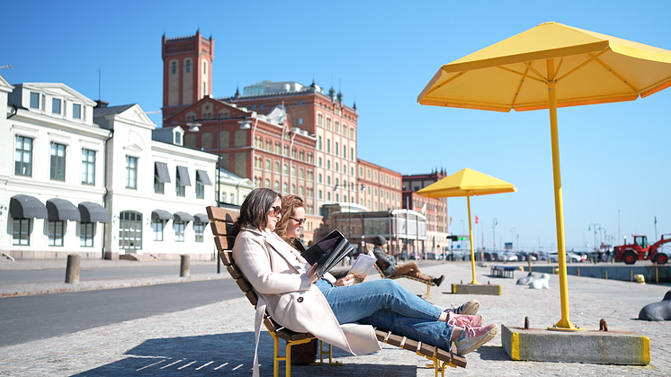 De nya solsofforna i Tullhamnen bjuder på sköna sittplatser och utsikt över vattnet