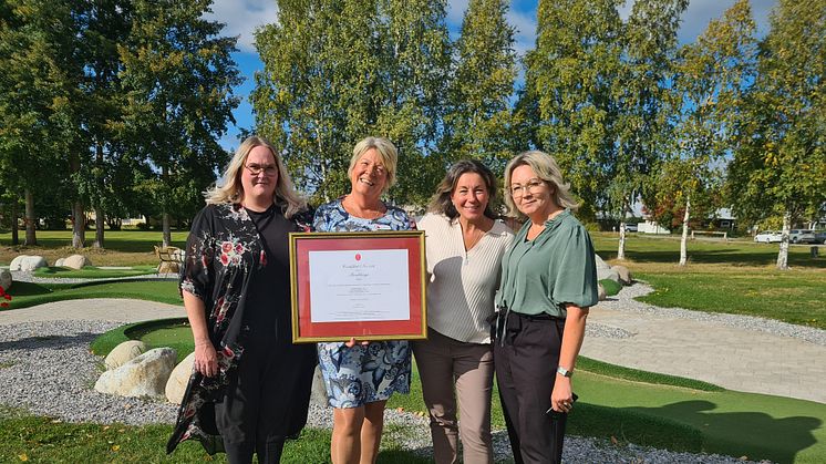 Hanna Mikaelsson, enhetschef Munkberga, Eva Jönsson, utbildningsansvarig Silviahemmet, Anna-Carin Marklund, enhetschef Munkberga och Eva Börjesson Öman, socialchef. Foto: Sofie Lundmark