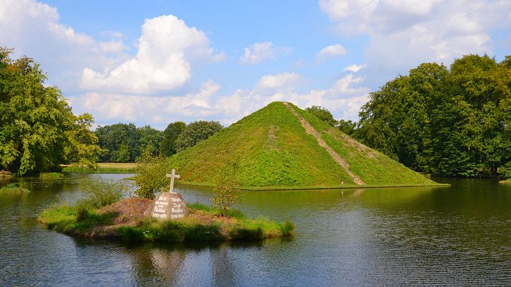 Faszinierende Form: Eine Pyramide mitten im See im Branitzer Park bei Cottbus (TMB-Fotoarchiv / Matthias Schäfer)