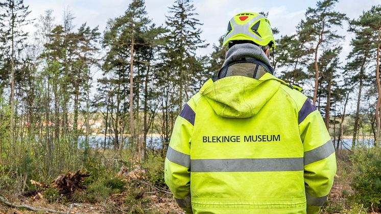 Mikael Henriksson, 1:e antikvarie arkeolog, besöker platsen för utgrävningen i projektets uppstart.