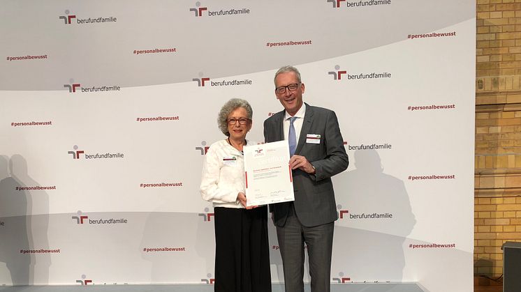 Christina Redeker und Dr. Joachim Goldbeck von der apoBank bei der Verleihung in Berlin; Foto: apoBank