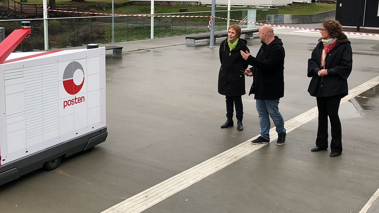 Se - den ruller: Kongsbergs ordfører Kari Anne Sand (til venstre), Morten Theiste fra Buddy og Postens konsernsjef Tone Wille ser spent på at postroboten kommer kjørende bort til dem.