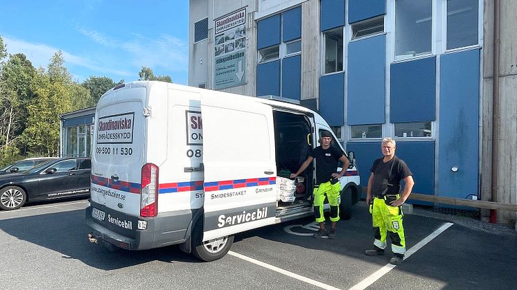 Skandinaviska Områdesskydds servicebil körs av Victor och Stefan